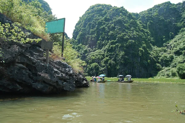 Los Vietnamitas Los Viajeros Extranjeros Visitan Viajan Barco Increíble Viaje — Foto de Stock