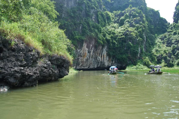 Vietnamiti Viaggiatori Stranieri Visita Viaggio Incredibile Viaggio Barca Tam Coc — Foto Stock