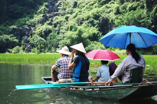 Vietnamezen Buitenlandse Reizigers Reizen Bezoek Boottocht Tam Coc Bich Dong — Stockfoto