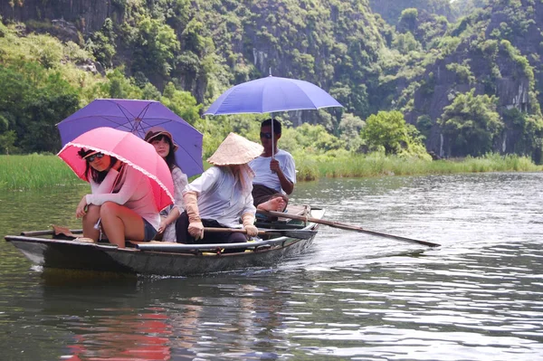 Vietnamezen Buitenlandse Reizigers Reizen Bezoek Boottocht Tam Coc Bich Dong — Stockfoto