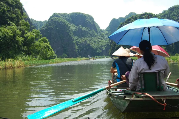 Los Vietnamitas Los Viajeros Extranjeros Visitan Viajan Barco Increíble Viaje — Foto de Stock
