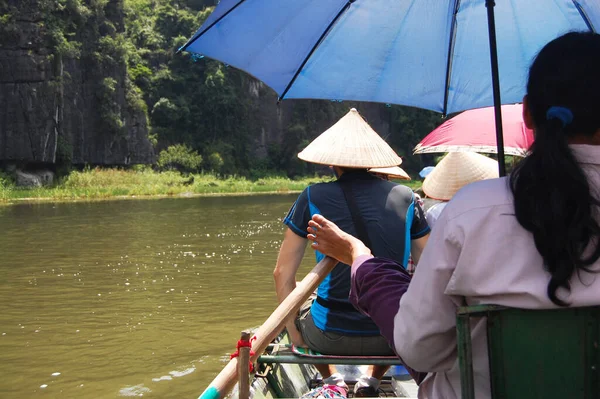 Vietnamiti Viaggiatori Stranieri Visita Viaggio Incredibile Viaggio Barca Tam Coc — Foto Stock