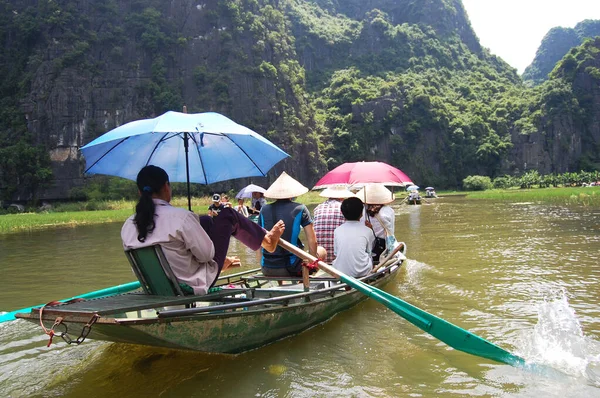 Vietnamiti Viaggiatori Stranieri Viaggio Visita Gita Barca Tam Coc Bich — Foto Stock