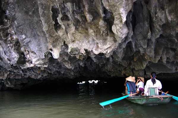 Pessoas Vietnamitas Viajantes Estrangeiros Viagem Visita Incrível Passeio Barco Tam — Fotografia de Stock