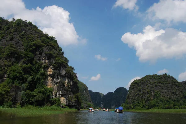 Vietnamiti Viaggiatori Stranieri Visita Viaggio Incredibile Viaggio Barca Tam Coc — Foto Stock