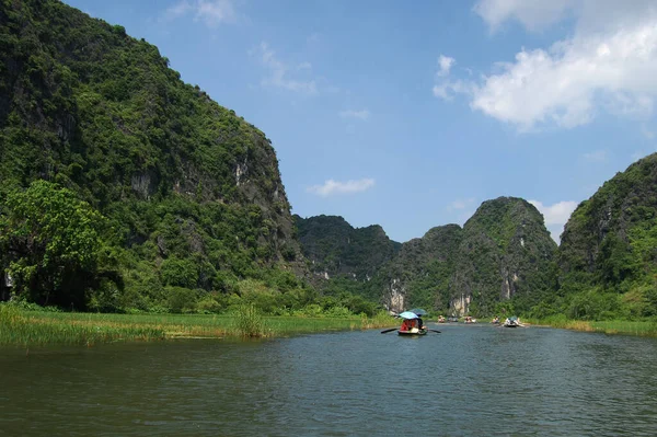 Vietnamiti Viaggiatori Stranieri Visita Viaggio Incredibile Viaggio Barca Tam Coc — Foto Stock