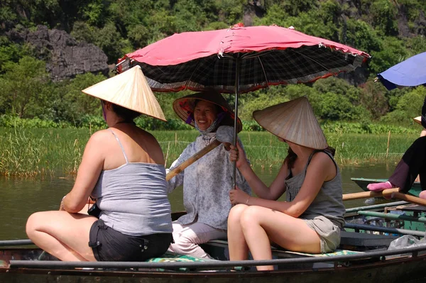 Vietnamezen Buitenlandse Reizigers Reizen Bezoek Boottocht Tam Coc Bich Dong — Stockfoto