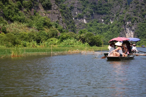 Los Vietnamitas Los Viajeros Extranjeros Viajan Visita Viaje Barco Tam — Foto de Stock