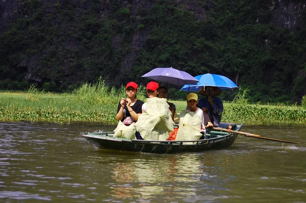 Vietnamiti Viaggiatori Stranieri Viaggio Visita Gita Barca Tam Coc Bich — Foto Stock