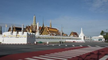 Tayland, Bangkok 'ta 31 Temmuz 2021' de Wat phra kaew 'da Coronavirus COVID 19 salgınında trafik yolu ile Sanam Luang' da yeni yaşam tarzı ve sosyal mesafeler