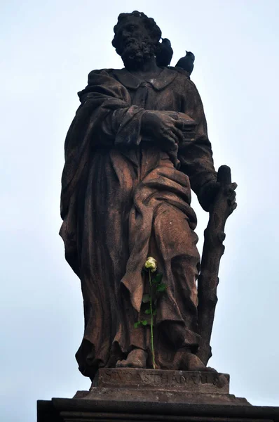 Kulturdenkmal Und Antike Ruine Antike Steinerne Statue Auf Der Karlsbrücke — Stockfoto