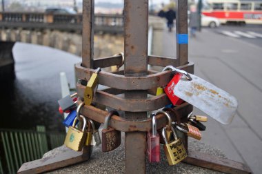 Çek Cumhuriyeti Prag 'da 11 Aralık 2016' da Prag şehrinde Vltava Nehri 'nden geçen Charles Köprüsü' ne kazınmış kilit kilidi kullanarak aşklarını gösteren Çekoslovakya 'lı gezgin.