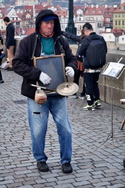 Çek Cumhuriyeti 'nin Prag kentindeki Charles Köprüsü' nde 11 Kasım 2016 'da, Çek Cumhuriyeti' nin Prag kentinde, Czech halkı ve yabancı turistler için müzik çalan eski müzik grupları ziyaret ediyor.