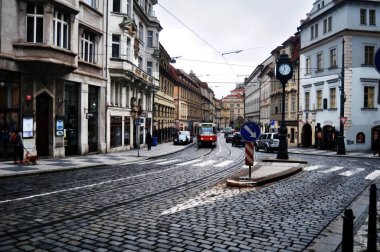 Çekoslovakya halkı ve yabancı gezginler, Çek Cumhuriyeti Prag 'ın Prag kentinde 11 Kasım 2016 tarihinde eski Praha kentinde eski kış mevsiminde eski seyahat ziyaretlerine gitmek ve trafik karayolu ile çalışmak için retro tramvayı kullanıyorlar.