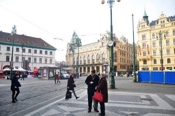 2016年11月11日 捷克首都布拉格的普拉哈市旧城区 捷克人和外国游客在韦尔尼奇大街广场附近散步 — 图库照片