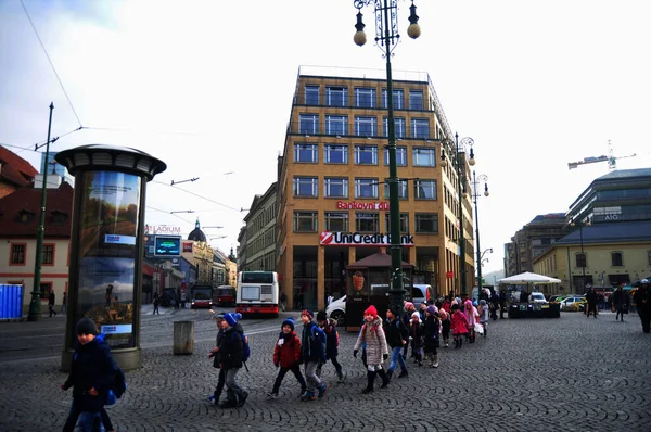 チェコの子供たち2016年11月11日 チェコ共和国プラハの冬のプラハ市内にある旧市街中心部の古代アンティーク建築の教育ツアーに 学生や保護者向けのウォーキングツアーがあります — ストック写真