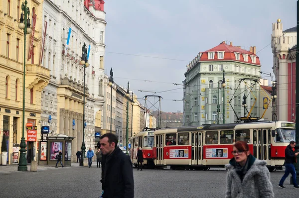 2016年11月11日 捷克首都布拉格 捷克人民和外国游客乘坐复古缆车前往旅游目的地 并在冬季与交通道路打交道 — 图库照片
