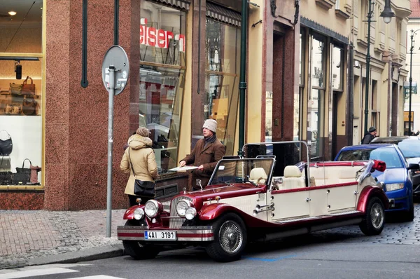 Classical Vintage Retro Antique Car Wait Service Czechia People Foreign — Fotografia de Stock