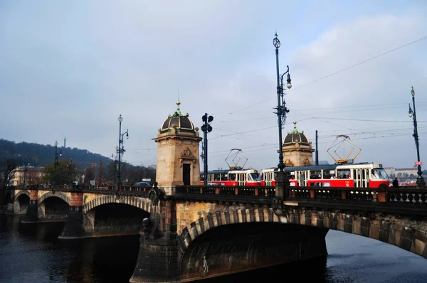 Csehországban Külföldi Utazók Retro Villamossal Utaznak Célállomásra Legion Hídon Közlekednek — Stock Fotó