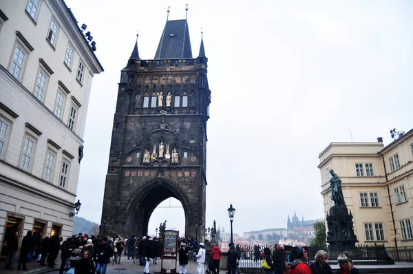 Češi Zahraniční Cestovatelé Pěší Turistikou Navštíví Karlův Most Klasickou Starožitnou — Stock fotografie