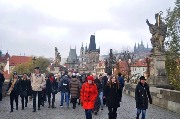 Češi Zahraniční Cestovatelé Pěší Turistika Návštěva Starobylé Antické Budovy Karlův — Stock fotografie