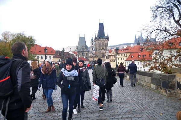 Češi Zahraniční Cestovatelé Pěší Turistika Návštěva Starobylé Antické Budovy Karlův — Stock fotografie