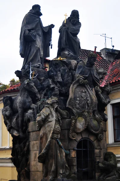 Kulturdenkmal Und Antike Ruine Antike Steinerne Statue Auf Der Karlsbrücke — Stockfoto