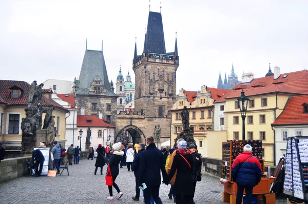 Češi Zahraniční Cestovatelé Pěší Turistika Návštěva Starobylé Antické Budovy Karlův — Stock fotografie