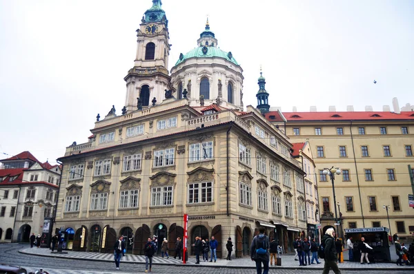 Tschechische Und Ausländische Reisende Fuß Besuch Antiken Gebäude Nikolaus Glockenturm — Stockfoto