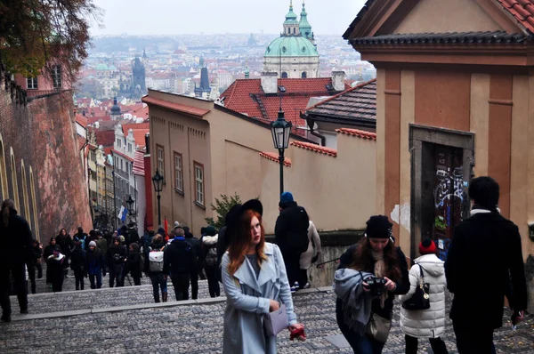 Češi Zahraniční Cestovatelé Chodící Návštěvu Prahy Největší Starobylý Zřícenina Starožitného — Stock fotografie