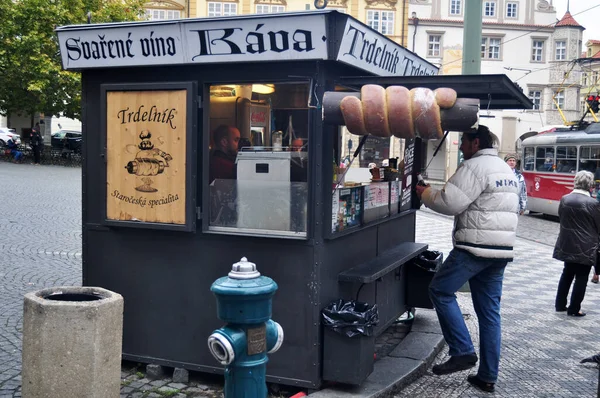 Sokak yemekleri yerel Trdelnik hamur ekmeği içecek dükkanı Horni Nam Meydanı yolunda satılık czechia halkı ve yabancı yolcular Praha şehrinde 11 Aralık 2016 
