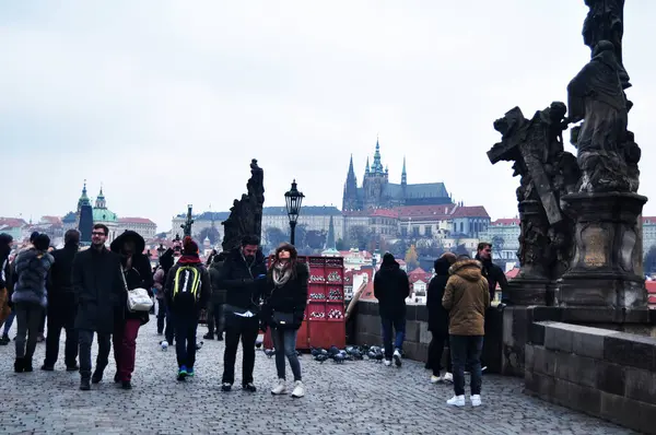 Češi Zahraniční Cestovatelé Pěší Turistika Navštivte Staré Město Praha Karlova — Stock fotografie