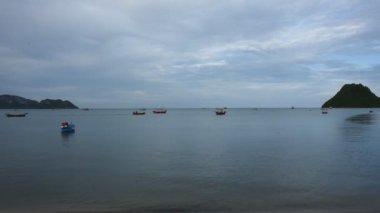 Tahta balıkçı teknesi ve Tayland Körfezi 'ndeki Prachuap Körfezi' nde yüzen küçük ahşap gemi gece vakti Tayland 'ın güneyindeki Prachuap Khiri Khan bölgesinde balık ve deniz yaşamı yakalamak için bekliyor.