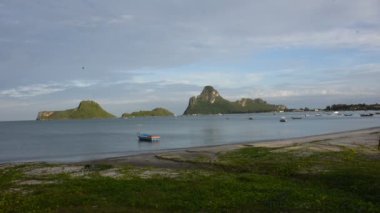 Tayland yerel ahşap küçük balıkçı teknesi Tayland Körfezi 'ndeki Prachuap Körfezi' nde yüzüyor ve Tayland 'ın güneyindeki Prachuap Khiri Khan bölgesinde adayla birlikte balık ve deniz yaşamını bekliyor.