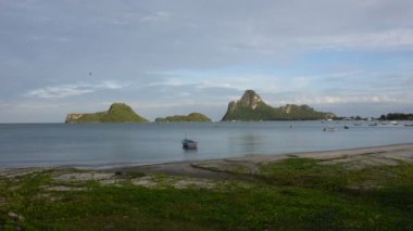 Tayland yerel ahşap küçük balıkçı teknesi Tayland Körfezi 'ndeki Prachuap Körfezi' nde yüzüyor ve Tayland 'ın güneyindeki Prachuap Khiri Khan bölgesinde adayla birlikte balık ve deniz yaşamını bekliyor.