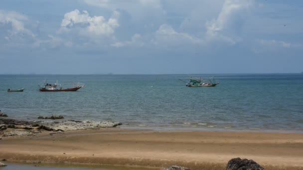 Thaïlande Petit Bateau Pêche Bois Local Flottent Dans Océan Mer — Video
