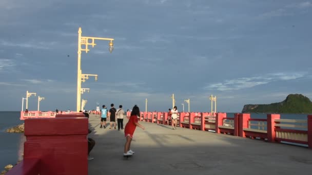 Іноземні Мандрівники Подорожують Відвідуючи Відпочинок Займаючись Спортивним Скейтбордом Червоному Мосту — стокове відео