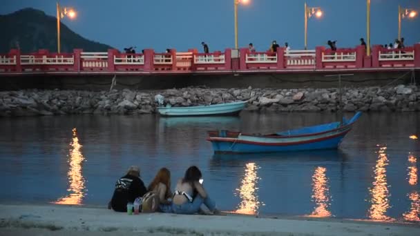 Des Femmes Des Amis Thaïlandais Assoient Pour Détendre Jouant Téléphone — Video