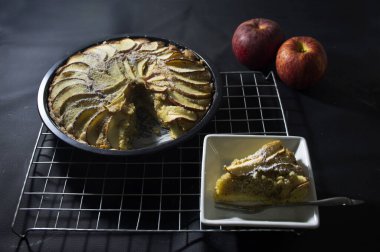 Tayland 'ın Nonthaburi bölgesinde yemek ve satış için atölye evinde pişmiş kek elması, krema ve şeker pişiren aşçılar.