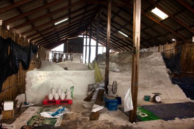 Tayland, Samut Songkhram 'da 5 Eylül 2021' de Tayland 'da, Amphawa şehrinde insanlar için Thanon Phet Kasem otoyolunun yanındaki yerel bakkal dükkanının deniz tuzu deposu satın alıyorlar.