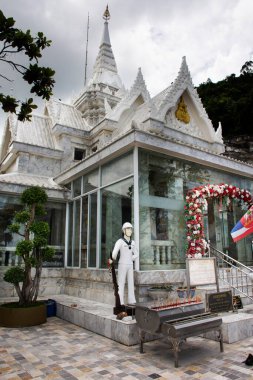 Tayland Kraliyet Siyam Donanma Tapınağı 'ndan Amiral Prens Abhakara Kiartivongse 6 Eylül 2021' de Chumphon, Tayland 'daki Sairee Sahili' nde dua eden gezginleri ziyaret ediyor.