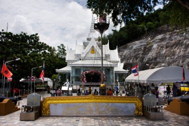 Krom Luang Chumphon Anıtı ya da Amiral Prens Abhakara Kiartivongse Tapınağı Tayland Chumphon, Tayland 'da 6 Eylül 2021' de Sairee Sahili 'nde dua ederek seyahat eden gezginler için önceden hazırlanmış bir ibadettir.