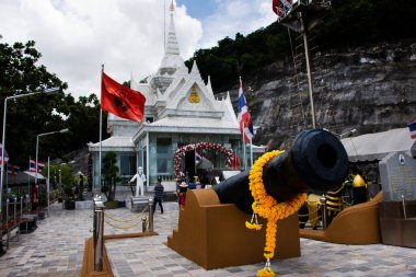 Krom Luang Chumphon Anıtı ya da Amiral Prens Abhakara Kiartivongse Tapınağı Tayland Chumphon, Tayland 'da 6 Eylül 2021' de Sairee Sahili 'nde dua ederek seyahat eden gezginler için önceden hazırlanmış bir ibadettir.