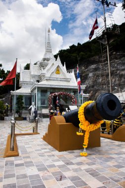 Tayland Kraliyet Siyam Donanma Tapınağı 'ndan Amiral Prens Abhakara Kiartivongse 6 Eylül 2021' de Chumphon, Tayland 'daki Sairee Sahili' nde dua eden gezginleri ziyaret ediyor.