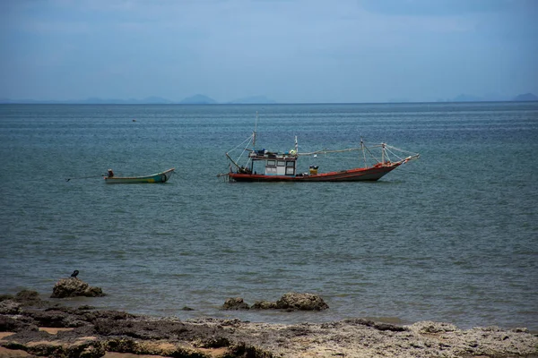 Thajský Místní Dřevěný Malý Rybářský Člun Plout Moři Oceánu Sairee — Stock fotografie