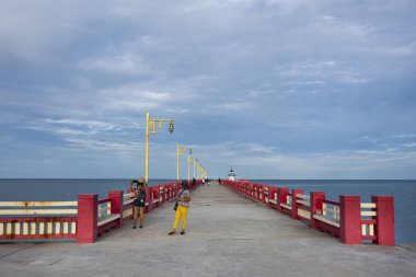 Taylandlı ve yabancı gezginler 6 Eylül 2021 'de Tayland' da Prachuap Khiri Khan 'da Saphan Saranwithi kırmızı köprüsünde spor yapmak ve dinlenmek için seyahat ederler.