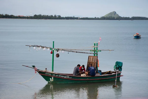 Pescadores Mantenimiento Reparación Barco Pesquero Madera Flotando Mar Bahía Prachuap — Foto de Stock