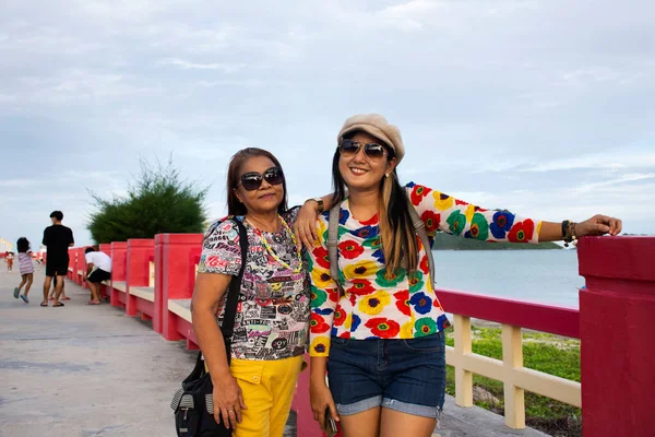 Travelers Thai Senior Mother Young Daughter Women Travel Visit Posing — Fotografia de Stock