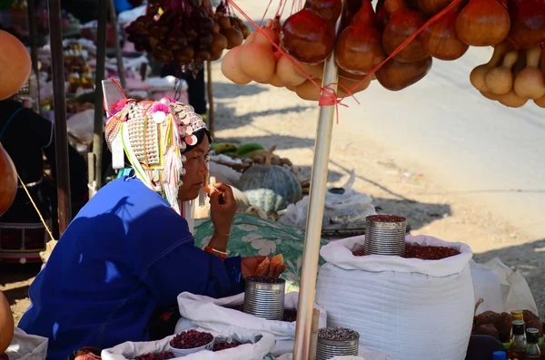 Akha stam säljer produkt en inhemska på kullen av Doi Mae Salong (berg) — Stockfoto