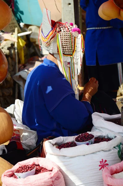 Akha stam säljer produkt en inhemska på kullen av Doi Mae Salong (berg) — Stockfoto